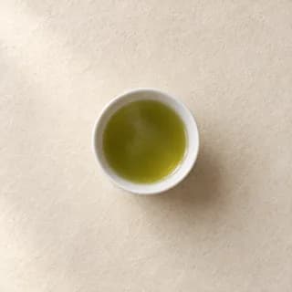 녹차가 담긴 흰 찻잔